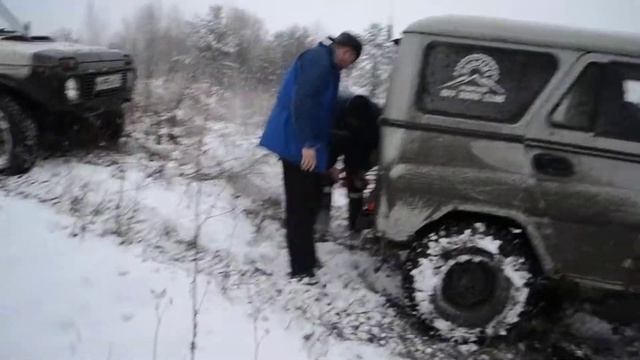 УАЗ спасает Ниву (2) смотреть онлайн