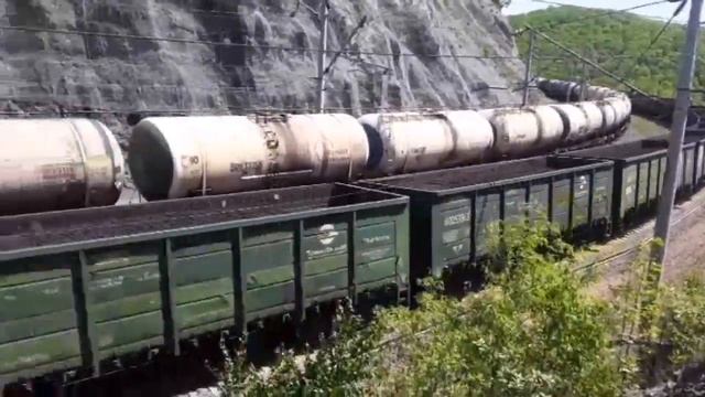 Толкает Читинца. Электровоз 3ЭС5К-820 