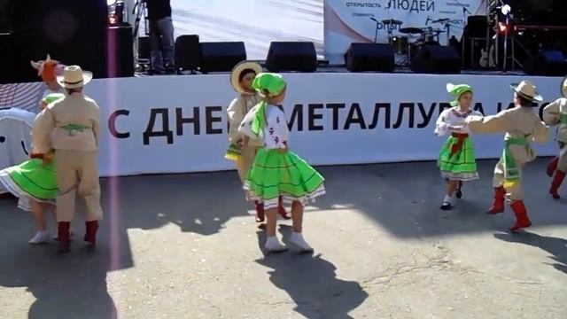 День металлрга. Дети. Танец с "коровой" смотреть онлайн