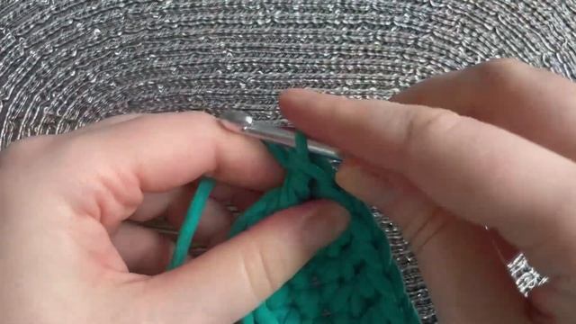 Вязаная сумка багет крючком из трикотажной пряжи. Туториал смотреть онлайн