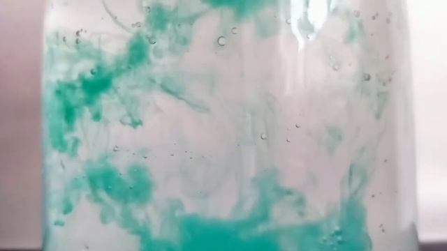 Шприц с краской внутри в банку с водой))))) - смотреть онлайн