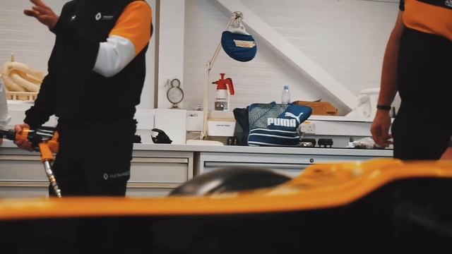 BTE AUTOMOTIVE VISIT RENAULT F1 and CASTROL HQ смотреть онлайн
