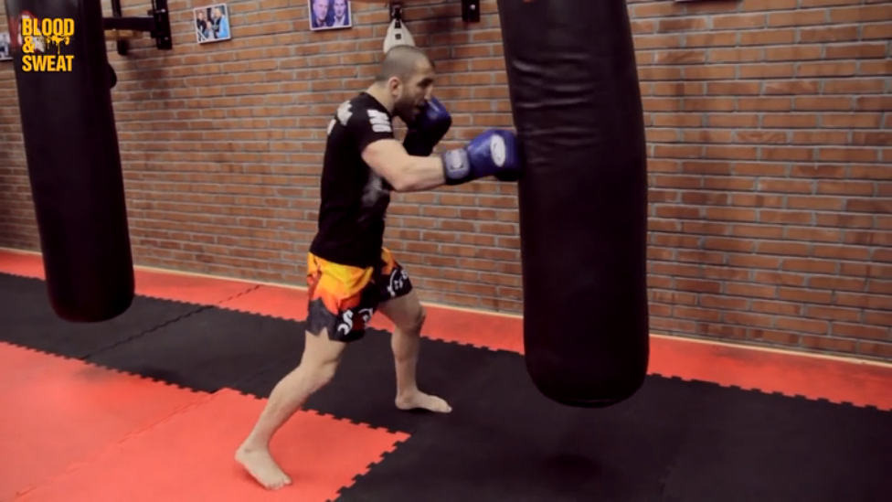 Джабар Аскеров. Работа на мешке для ударника и тренировка пресса. смотреть онлайн