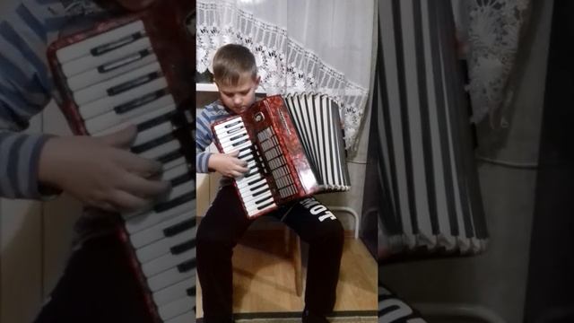 Даниил Мазуров. СЕВАСТОПОЛЬСКИЙ ВАЛЬС НА АККОРДЕОНЕ смотреть онлайн