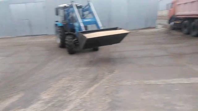 Грузим сорго. МТЗ-952. Погрузчик Универсал. смотреть онлайн