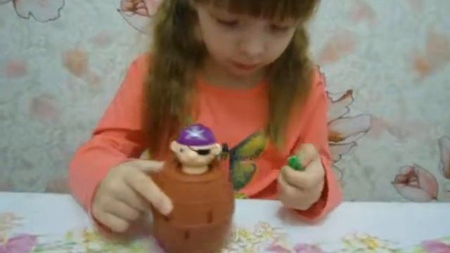 Купили новую игру. Веселая настольная игра .Пират в бочке. смотреть онлайн