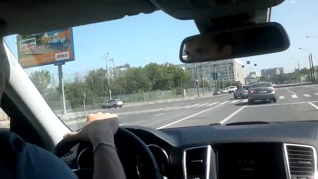 Студенту дали прокатиться на Mercedes-Benz ML 63 AMG смотреть онлайн