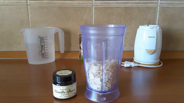 Raw almond milk. Lapte de migdale vegan. Миндальное молоко. смотреть онлайн