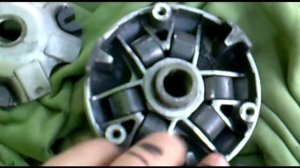 Процесс ремонта и разборки роликов на вариаторе для замены на новые в скутере suzuki lets