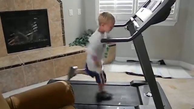3 Year Old Treadmill Runner смотреть онлайн