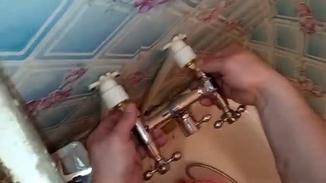Замена смесителя у ванны, кое-как смог выкрутить эксцентрик. Замерзла колонка газовая напрочь. смотреть онлайн
