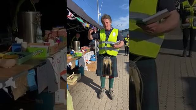 David Fox-Pitt gives an update from the border at Medyka on day 31 of his field kitchen operation смотреть онлайн