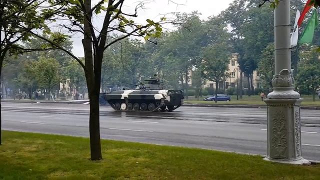 В Минске танк снес столб смотреть онлайн