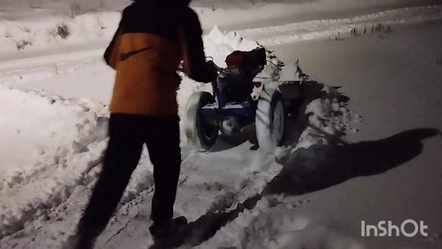 самодельный мотоблок на базе кпп урал. уборка снега отвалом смотреть онлайн