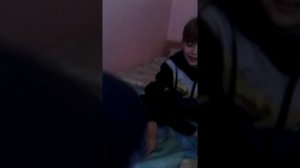 Нюхает пятки за чипси