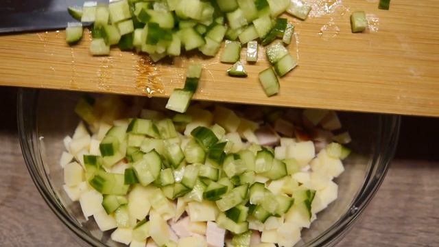 Готовим новогодний стол. Потрясающе вкусный салат с куриной грудкой. Быстрые рецепты. смотреть онлайн