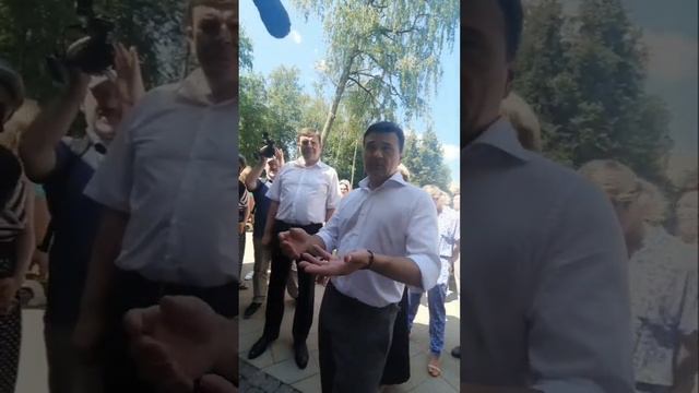 Жители города наконец смогли рассказать губернатору о своих проблемах. Андрей Воробьев обещал помоч смотреть онлайн