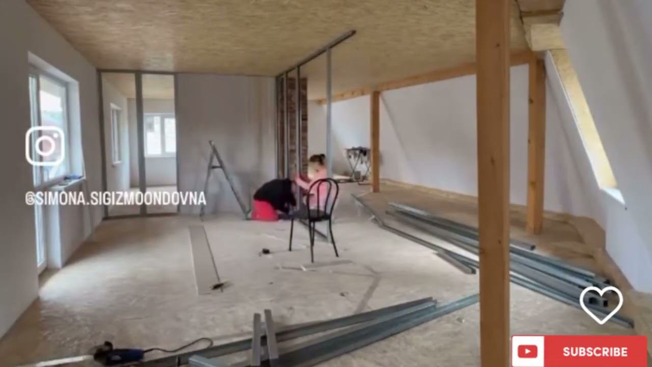 Стены из профиля руками двух девочек.