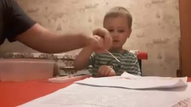 Владик учится рисовать красками