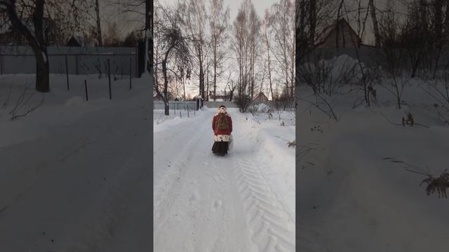 Живёт одна на краю села. Выставка работ Крестины. смотреть онлайн