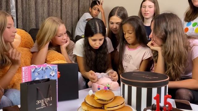 МОИ ПОДАРКИ НА ДЕНЬ РОЖДЕНИЯ / 15 ПОДАРКОВ НА 15 лет ? НасФи Дин смотреть онлайн