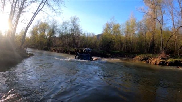 Как проходить брод на Ниве при сильном течении смотреть онлайн