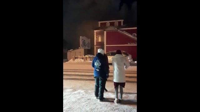 В п. Таежный загорелось здание в котором ранее располагалось кафе "Империя". смотреть онлайн