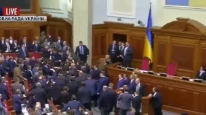 Вынос Яценюка с трибуны....