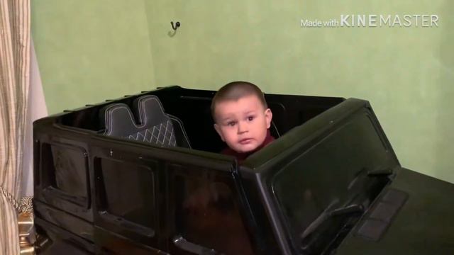 Розовая свинка кормит Акима, а потом они вместе собирают головоломку смотреть онлайн