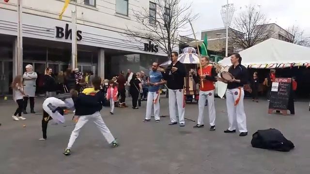 Capoeira Dancing on the street. смотреть онлайн