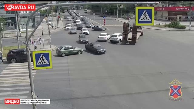 В ВОЛГОГРАДЕ СТОЛКНУЛИСЬ ГРУЗОВИК С ПРИЦЕПОМ И ИНОМАРКА смотреть онлайн