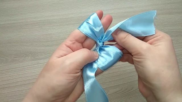 Бант из ленты (самый легкий способ!).Как завязать бант из атласной ленты.How to tie the perfect bow смотреть онлайн