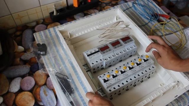 Сборка безопасного трёхфазного щита для дома самостоятельно. Разбор самых важных моментов. смотреть онлайн