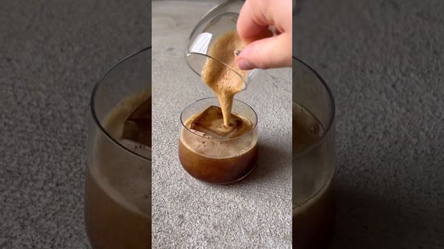 iced sparkling americano//espresso, sparkling water, orange peel #howto #espresso #americano #short смотреть онлайн