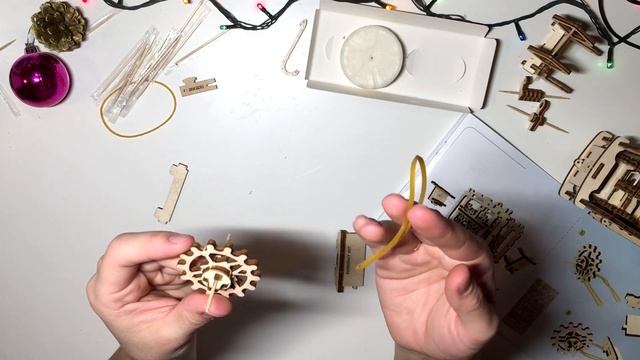 Распаковка и сборка деревянного механического трамвая от Ugears смотреть онлайн
