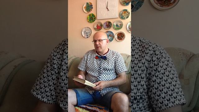 Разбираю два пакета с книгами