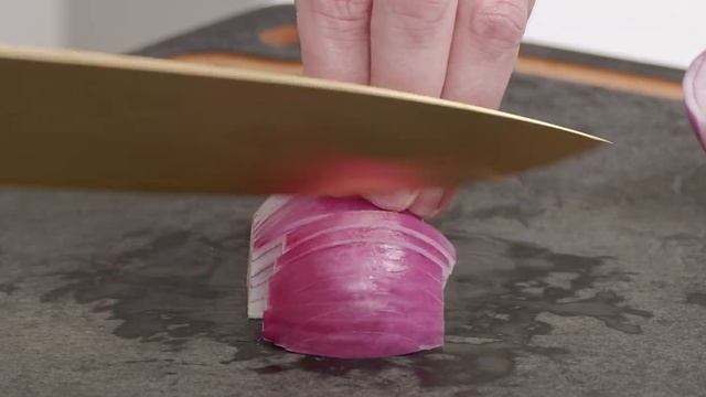 Как порезать лук кубиком соломкой полукольцами Урок №1 школы SECRET 2.0 смотреть онлайн