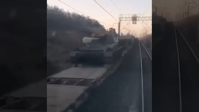 Эшелон с самоходными гаубицами «Акациями» и буксируемыми орудиями «Гиацинт-Б» смотреть онлайн