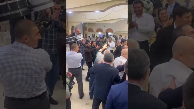 Друзья жениха танцуют на стульях ??? смотреть онлайн