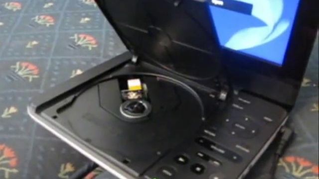 Nick's White DVD Player смотреть онлайн