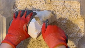 Чистка и колка мела Кокос #асмр #мел #хрустмела #чистка #резка #мелкокос #чисткамела # резкапомелу