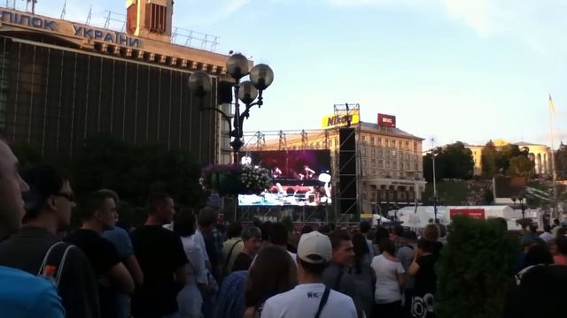 AC/DC на электро виолончели (разогрев у Элтона Джона) смотреть онлайн