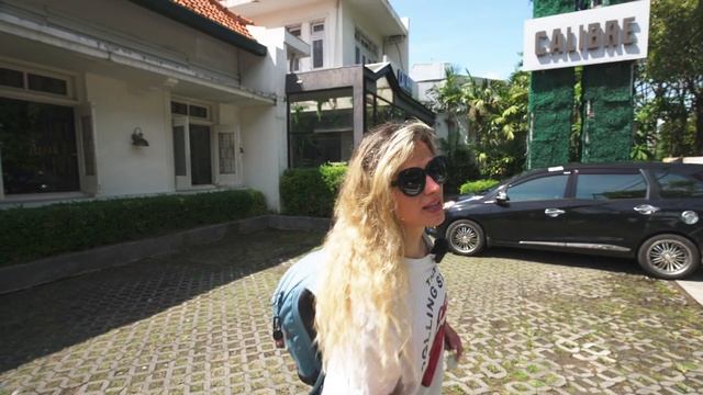 First day in Surabaya City: we need a new pair of trainers! смотреть онлайн