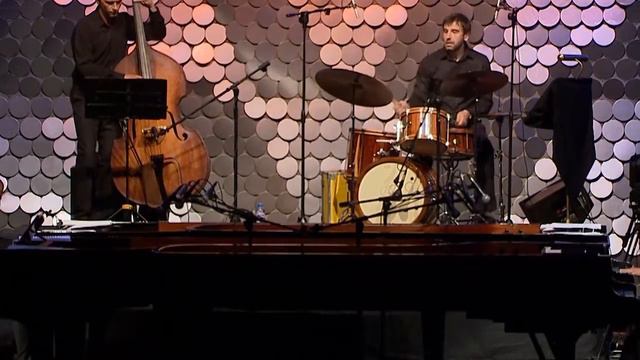 ДЖАЗЪТ СРЕЩА КЛАСИКАТА – Концерт за четири рояла смотреть онлайн