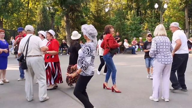 СПРЯЧЬ ЗА ВЫСОКИМ ЗАБОРОМ ДЕВЧОНКУ! ТАНЦЫ В ПАРКЕ ГОРЬКОГО ХАРЬКОВ 2021 смотреть онлайн