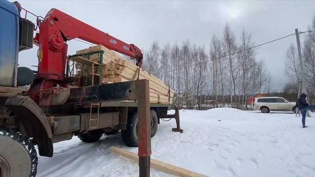 Разгрузка домокомплекта дома из профилированного бруса в Можайске. Дом размером 9х9 метров. Сбк44. смотреть онлайн