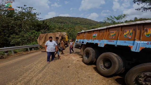 Rice Carrying Long Truck lost balance Slipped off the Road | Truck Driver Struggled to drive Truck смотреть онлайн