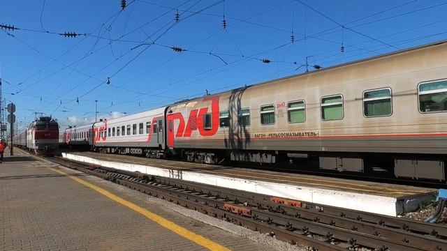 ЭП1М-426 со скорым поездом Челябинск — Санкт-Петербург отправляется со станции Балезино смотреть онлайн