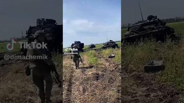 ??ウクライナの兵士が仲間の死を喜ぶ!!ウクライナの2人の兵士がTikTokのビデオを撮影しました映像には2台の破壊されたウクライナのT72戦車と3台のアメリカのMaxxPro装甲車が映っています смотреть онлайн