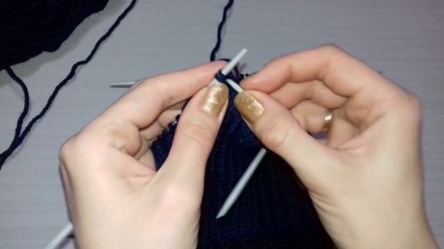 МК Мужская шапка с подворотом вязанная спицами резинкой 2х2. 3-й способ закрытия макушки